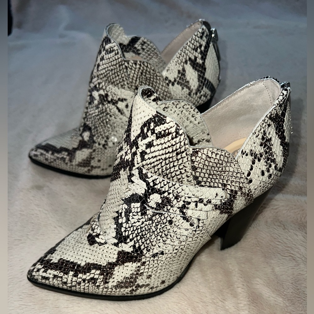 Vince Camuto Boots Size 8 Western - Picture 1 of 11